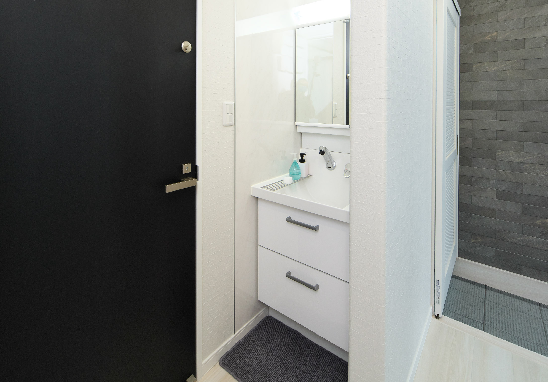 洗面室は2階に配置しているが、1階のホールにも洗面化粧台を設置。外出前の身支度や帰宅時の手洗いなどに便利
