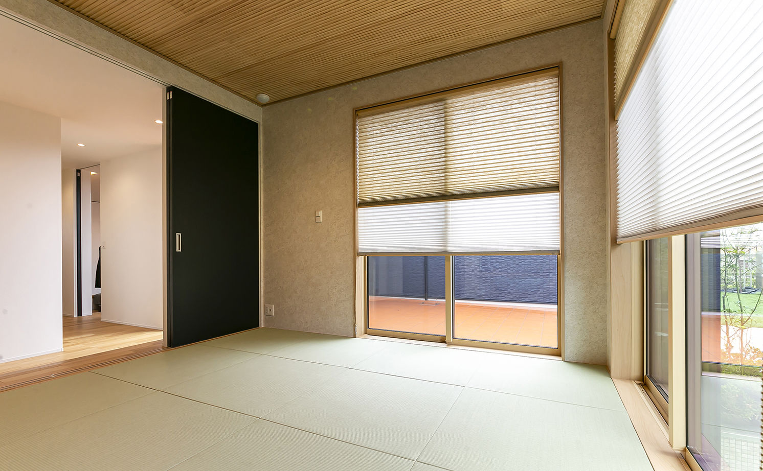 ６畳の和室は和モダンの空間。畳で寛ぎたい時や、来客のおもてなしにも重宝する