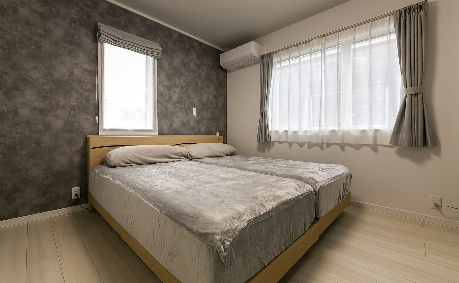 夫婦の寝室はアクセントクロスを採用し、シックで落ち着いたイメージに。二面採光で日中は明るい