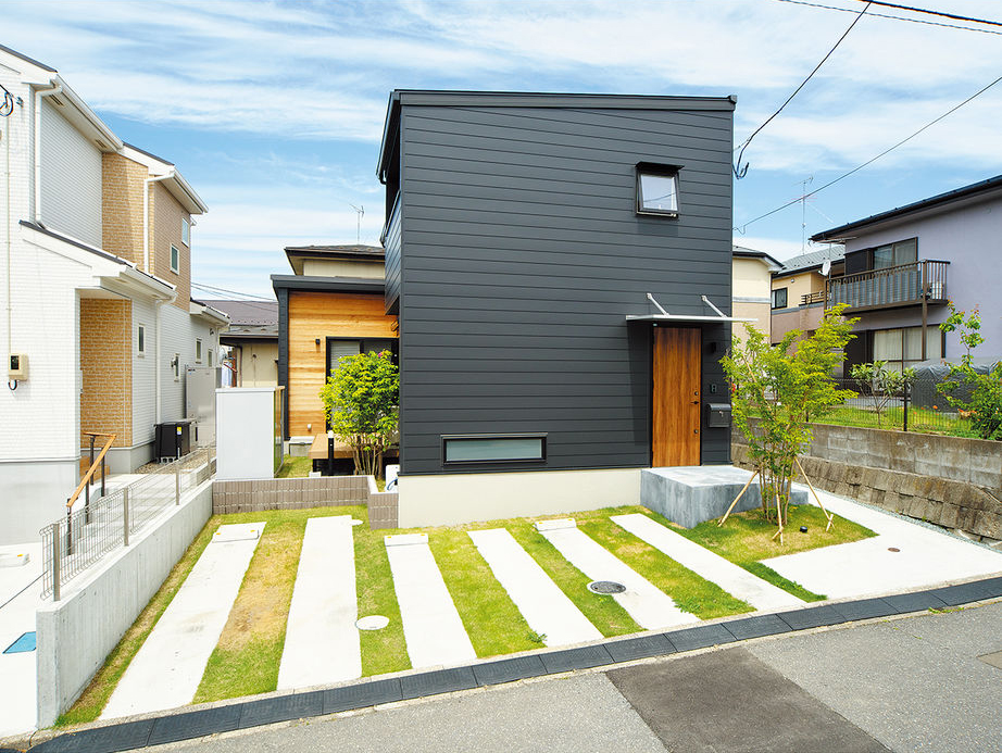 印象的な外観や板張りの天井、こだわりを盛り込んだ家が完成