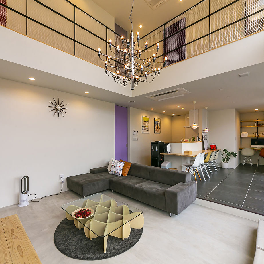 リビングの床は打ちっ放し、ダイニングやキッチンの床はタイルで、それぞれの空間の個性を主張