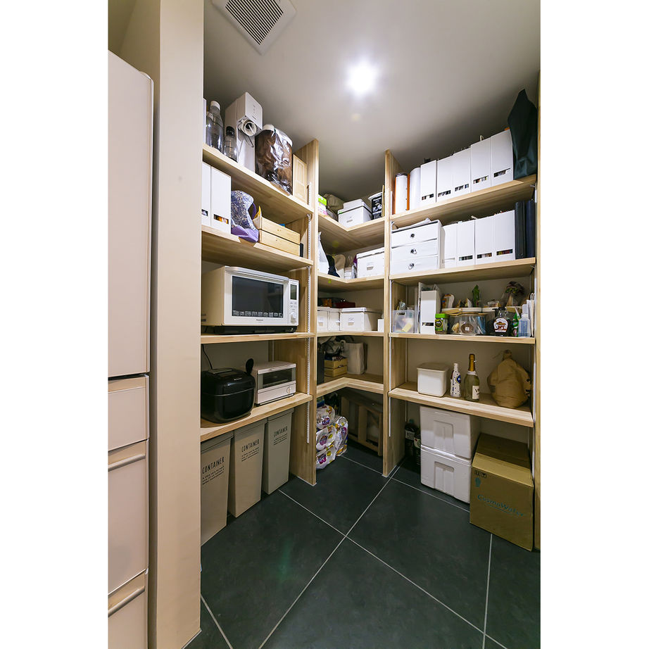 食品類をたっぷりストックできる大きなパントリー。炊飯器や冷蔵庫もパントリーに収納