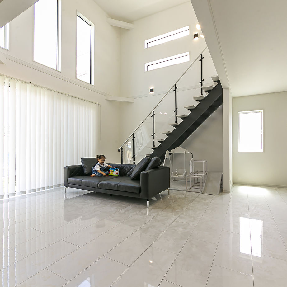 LDKはゆったり29.25畳の広さ。床の白いタイルもTさんのこだわりの一つ。まるでモデルハウスのようなおしゃれな空間が広がっている