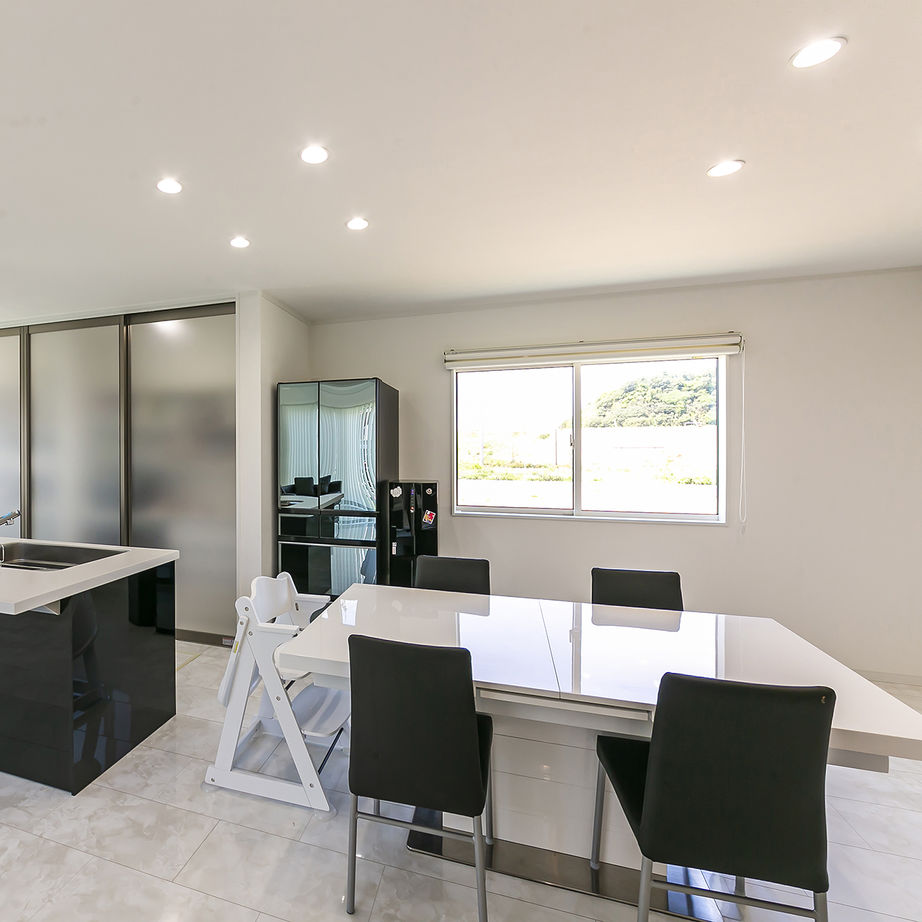 キッチンと横並びでダイニングテーブルを配置。スムーズな動線で、配膳や片付けもしやすい