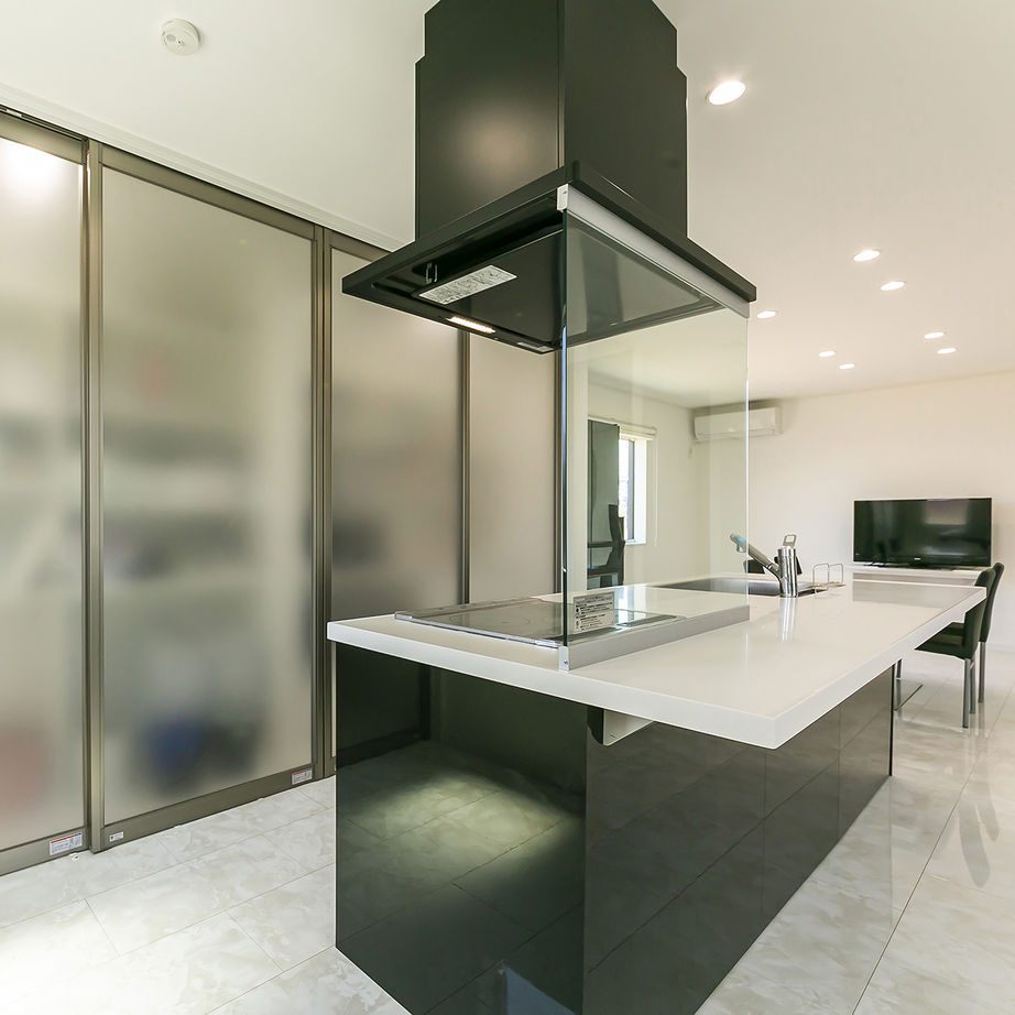 キッチンの後ろには食器や食品のストックをたっぷり収納できるパントリーを設置